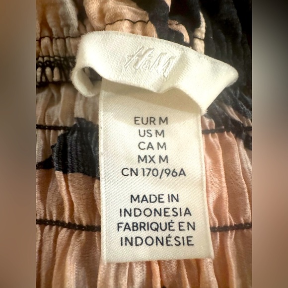 H&M Black & Pink Relaxed Smocked 3/4 Sleeve Blouse size Medium - Picture 5 of 7